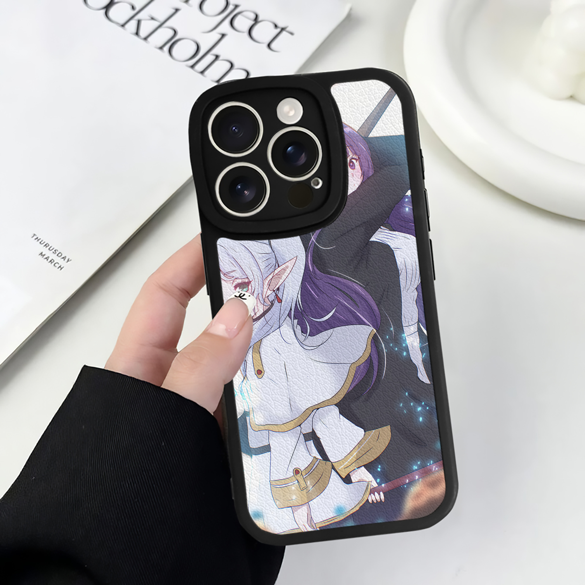 （画像用） 葬送のフリーレン Frieren 【iPhone 16シリーズ対応】シリコンスマホケース（レザー調） 材質：シリコン